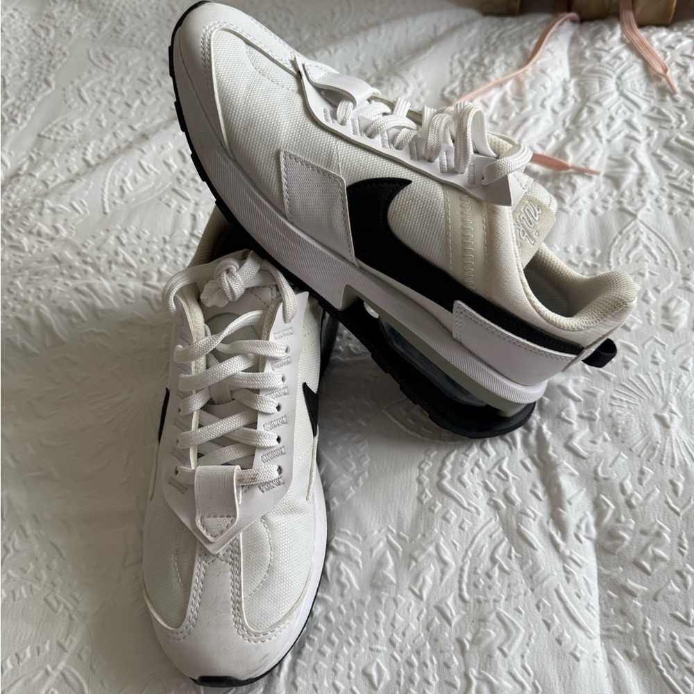 Nike Women's White and Black Sneakers